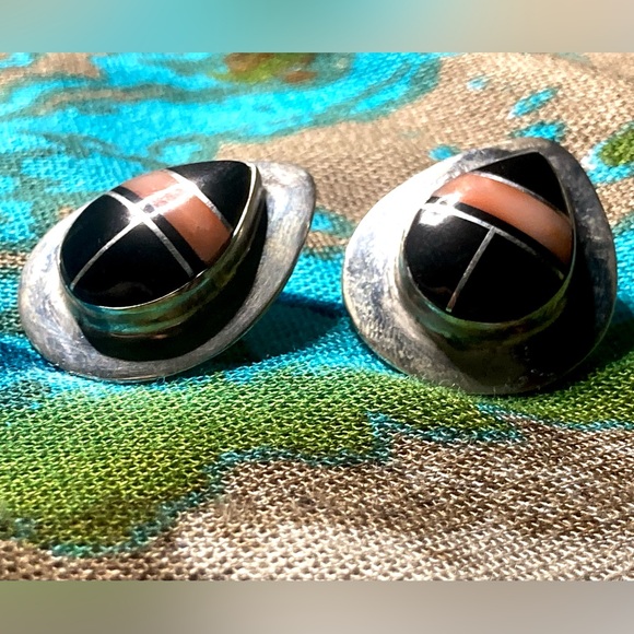 Vintage Native American Sterling Silver Coral And Onyx Inlay Post Earrings - Picture 8 of 16